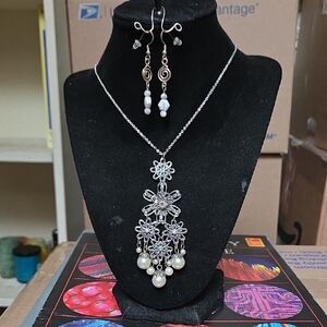 Chic Silver and White Floral Necklace Set